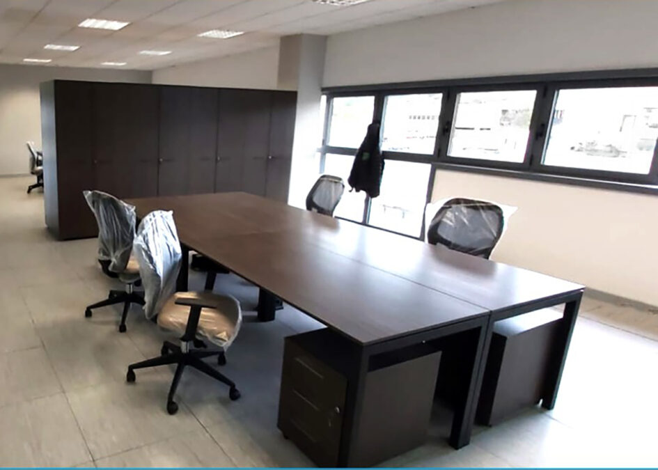 sala riunioni per Legnotek by Dimensione Ufficio